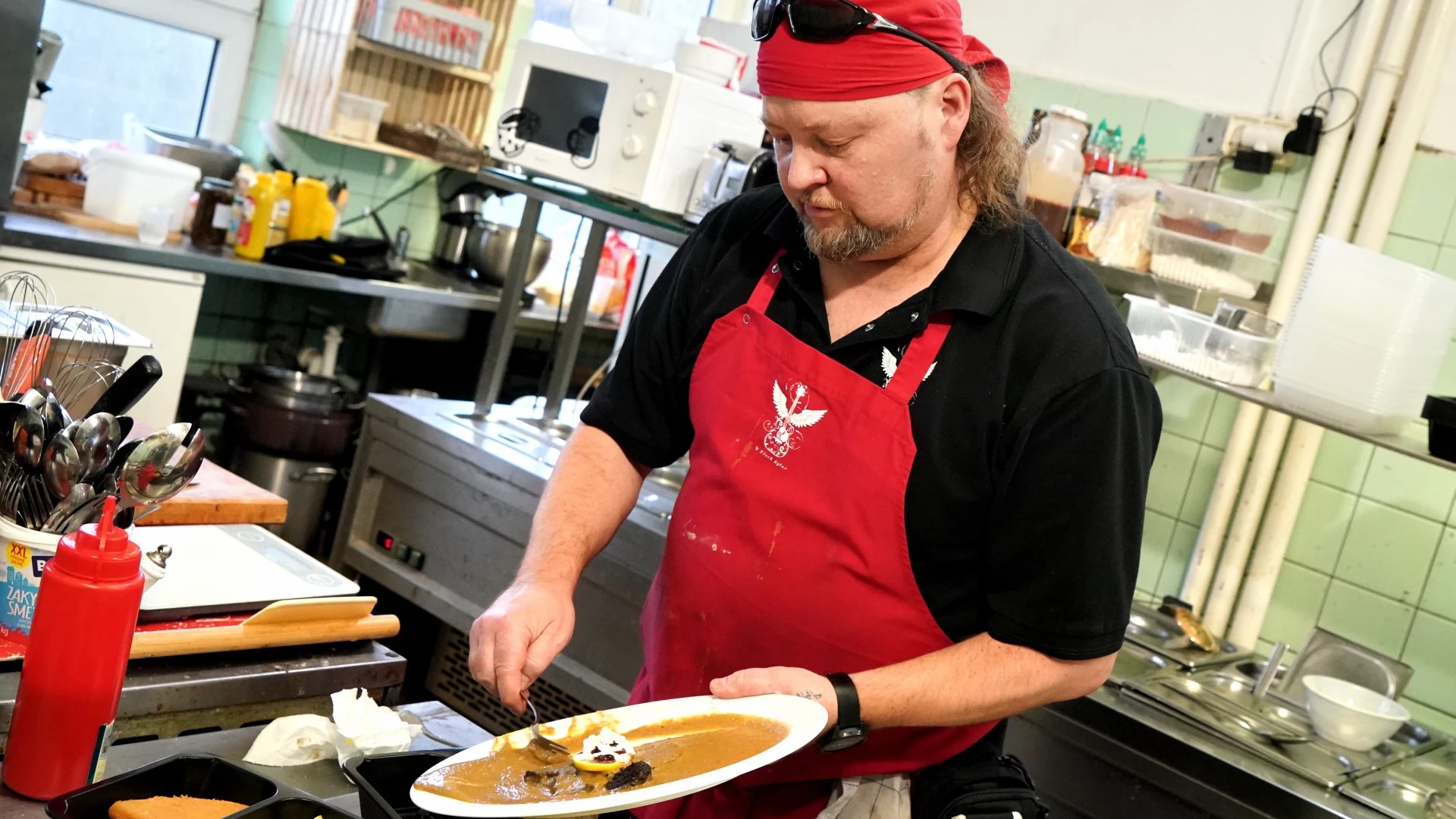 Ano, šéfe! - 09x08 - RESTAURACE U TŘÍ KYTAR